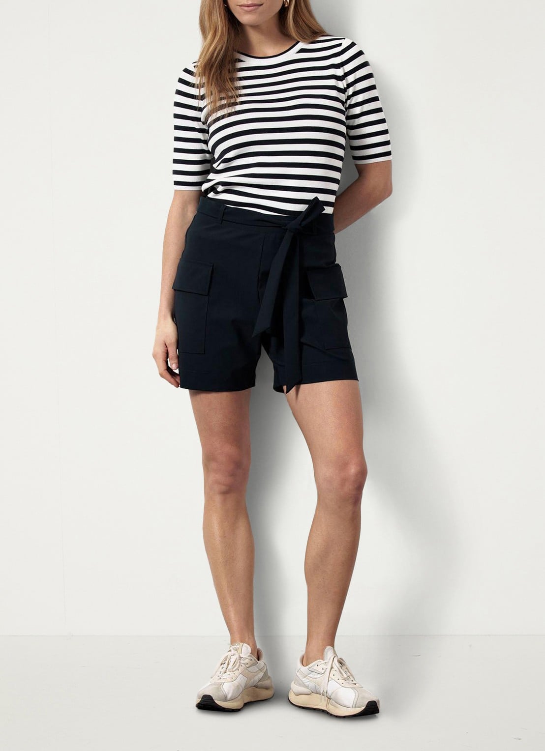 Studio Anneloes Jolie mid waist wide fit korte cargobroek van travelstof - voorkant 3 donkerblauw