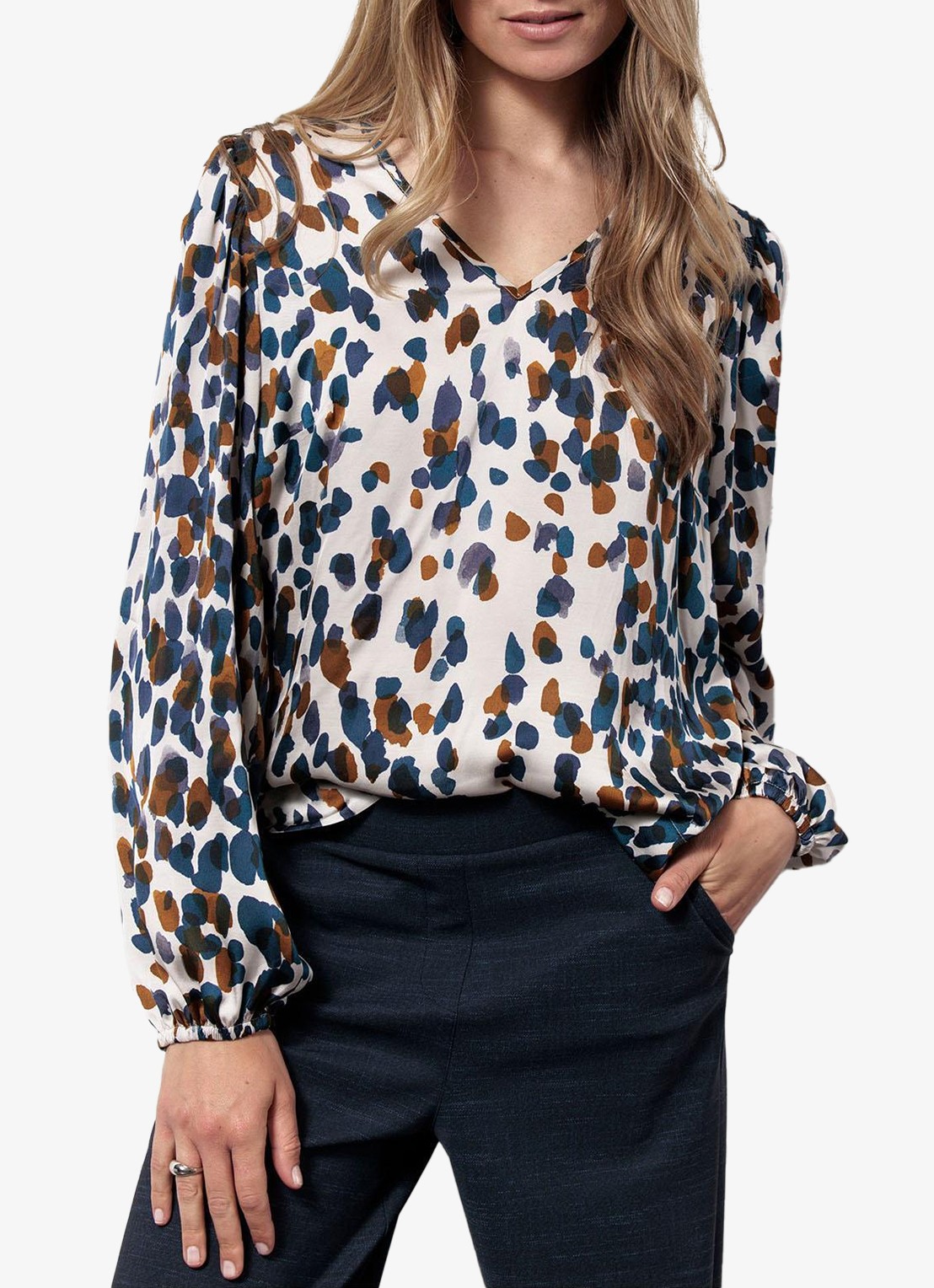 Studio Anneloes Kylie top van satijn met print - detail 4 gebroken wit