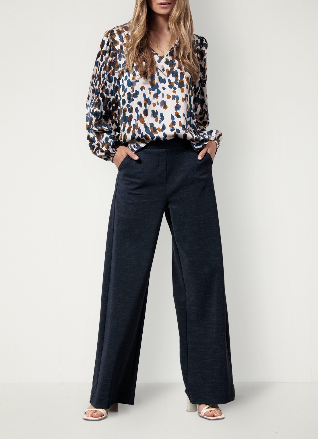 Studio Anneloes Kylie top van satijn met print - voorkant 6 gebroken wit