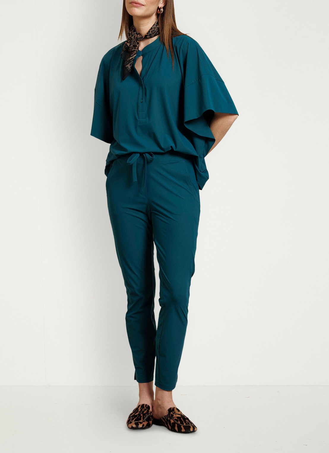 Studio Anneloes Laureen tuniek met V-hals - voorkant 5 zeegroen