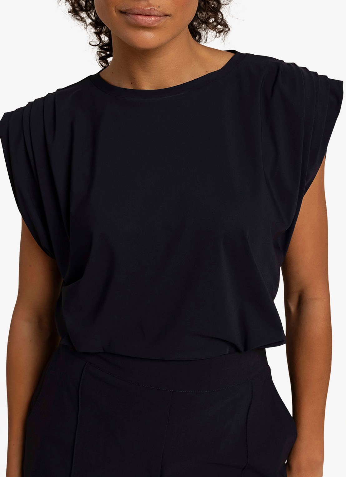 Studio Anneloes Leona mouwloze top met plooien - detail blauw