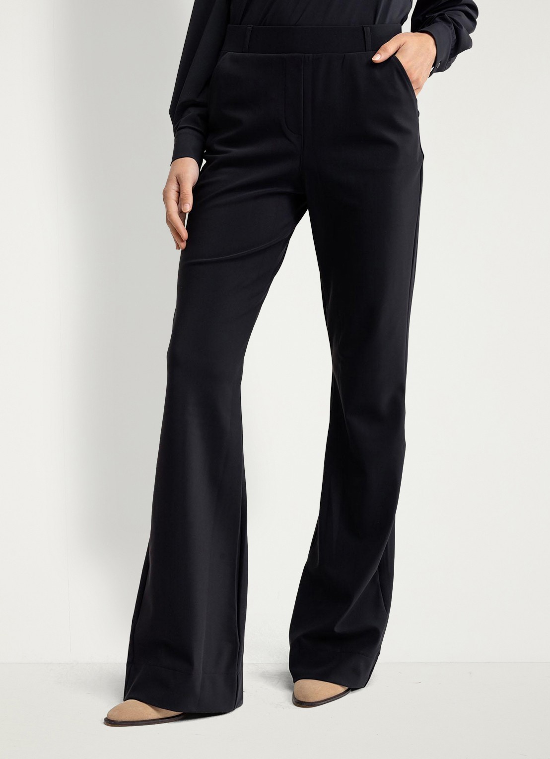 Studio Anneloes Long high waist flared fit broek met steekzakken - detail 4 zwart