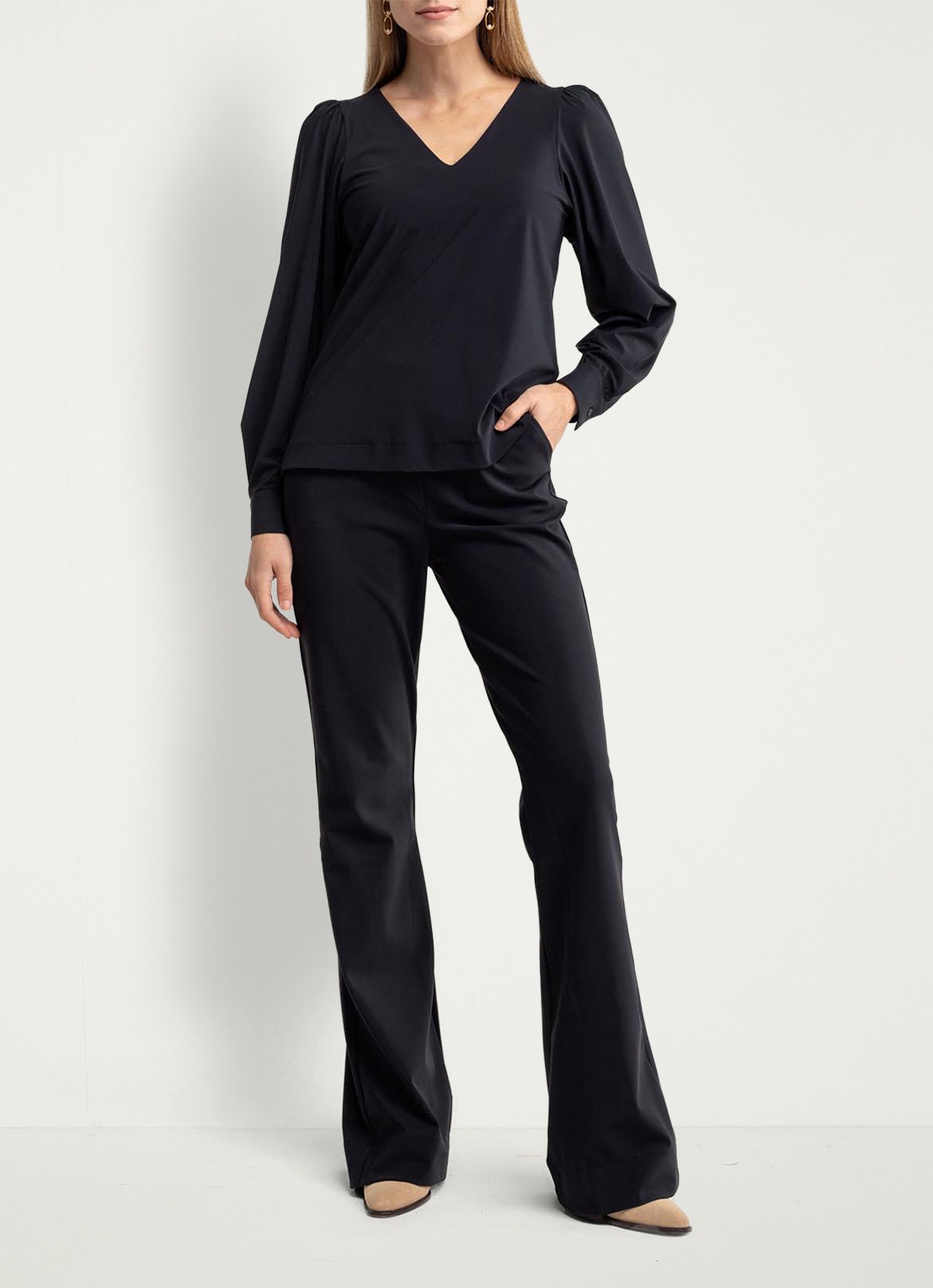 Studio Anneloes Long high waist flared fit broek met steekzakken - voorkant 3 zwart