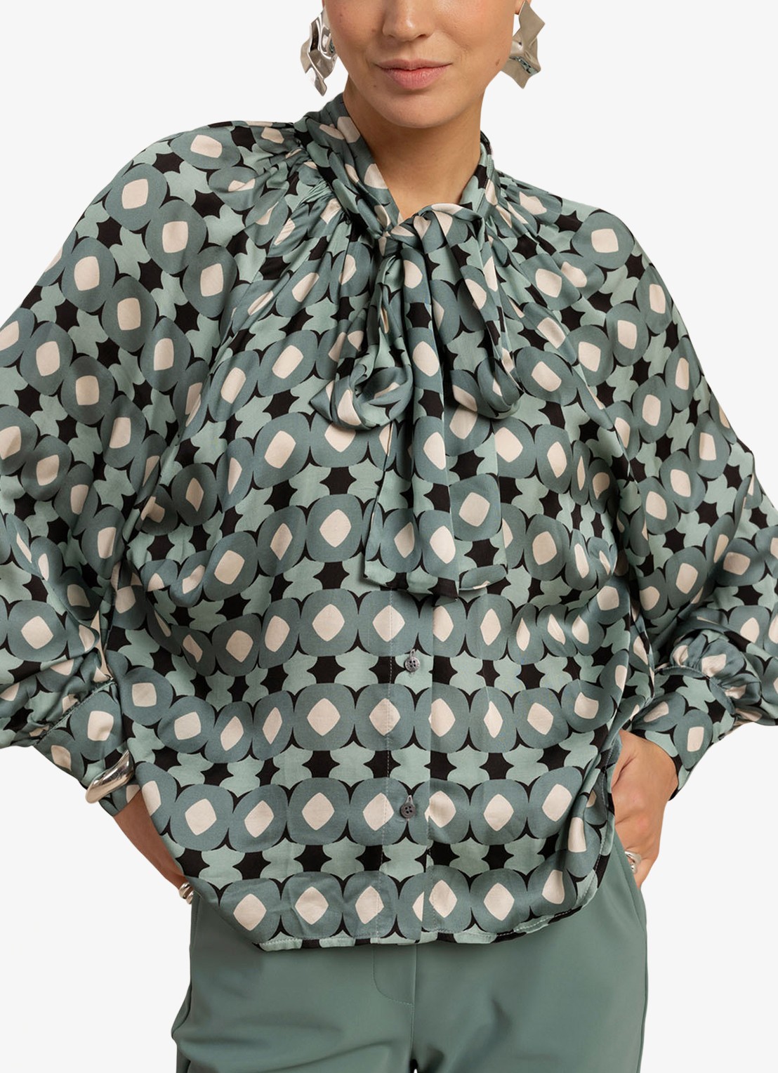 Studio Anneloes Lorina blouse met grafisch patroon en sjaalkraag - detail 3 groen