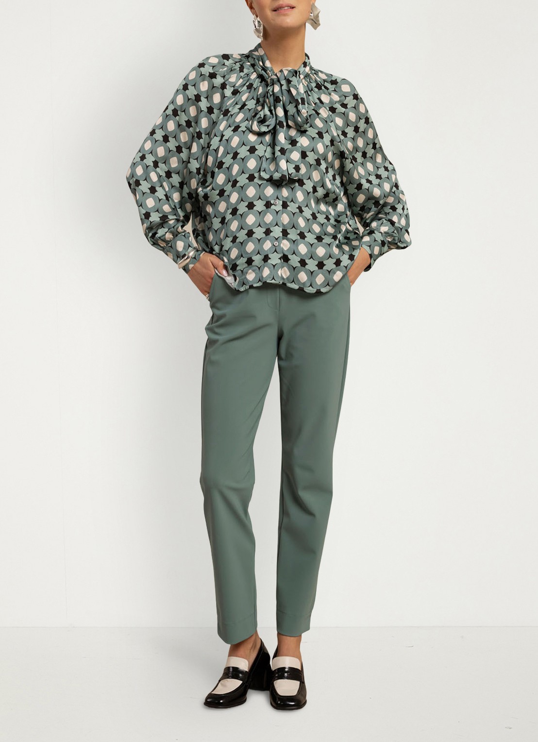 Studio Anneloes Lorina blouse met grafisch patroon en sjaalkraag - detail 4 groen