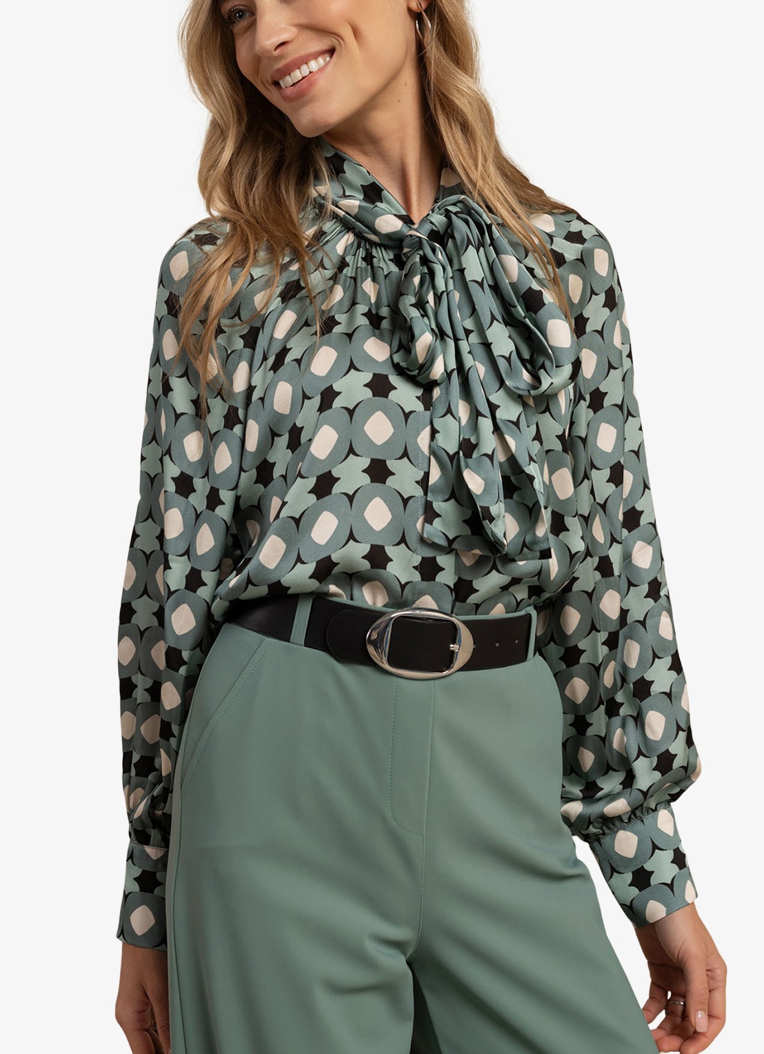 Studio Anneloes Lorina blouse met grafisch patroon en sjaalkraag - detail 6 groen