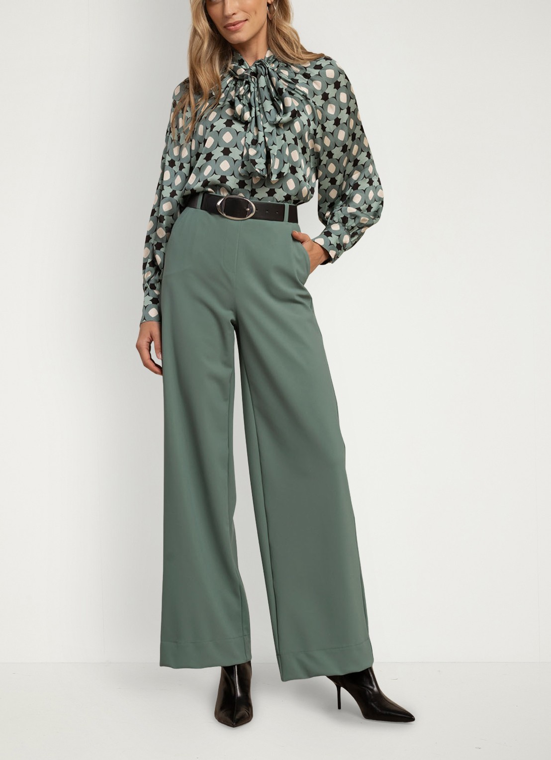 Studio Anneloes Lorina blouse met grafisch patroon en sjaalkraag - voorkant 2 groen