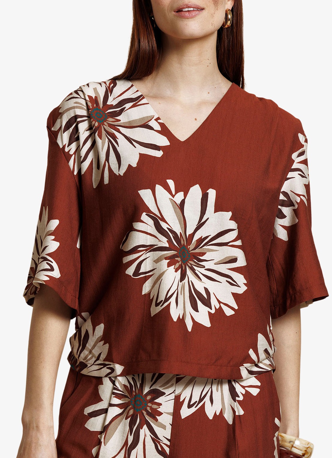 Studio Anneloes Maddi blouse met bloemenprint - detail roestbruin