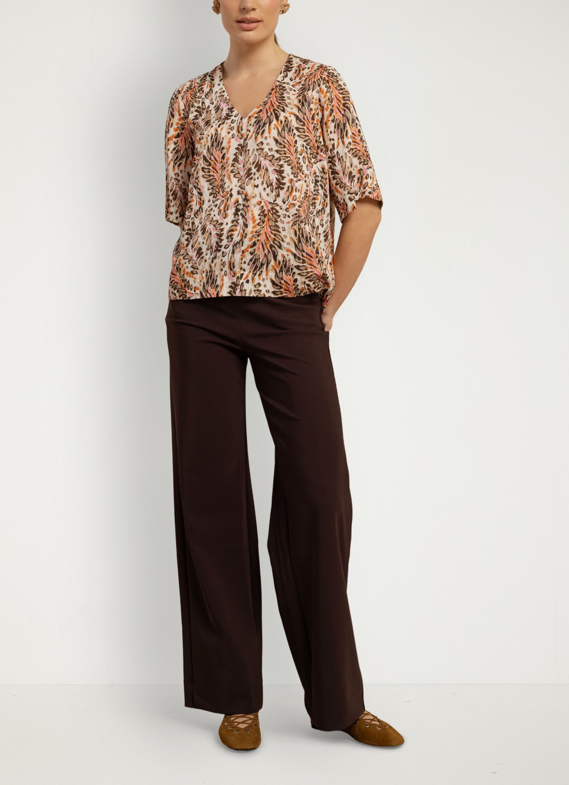 Studio Anneloes Madison top met grafische print - voorkant 2 bruin