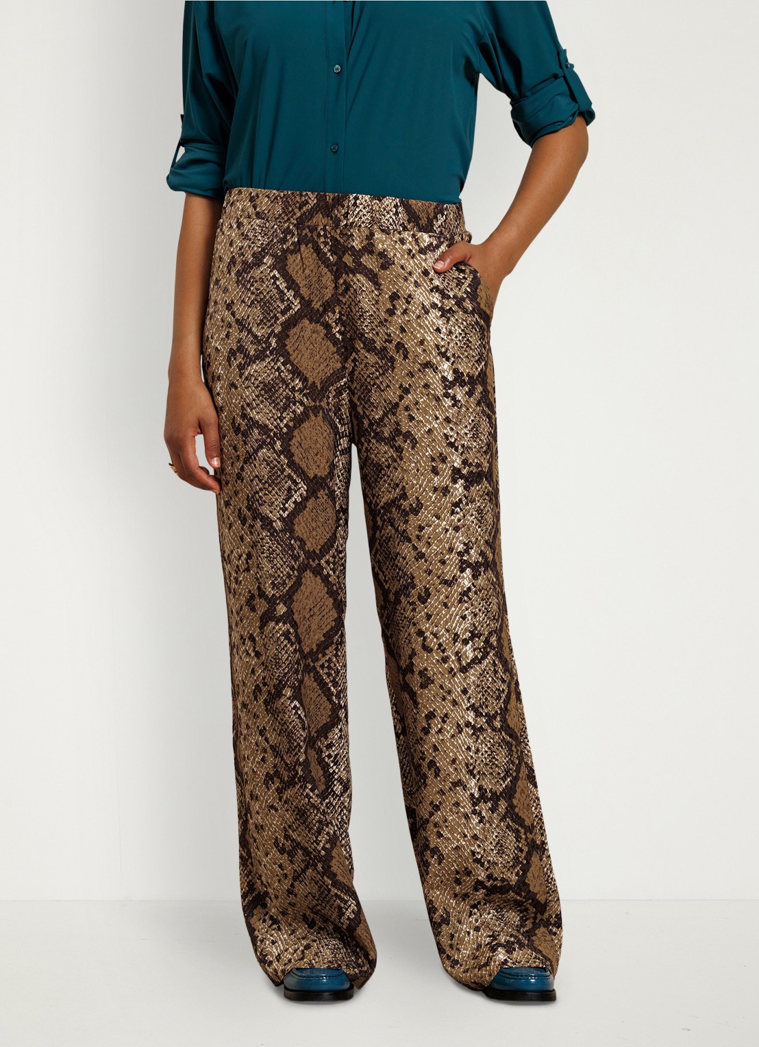 Studio Anneloes Mienke high waist wide fit pantalon met slangenprint - detail 4 bruin