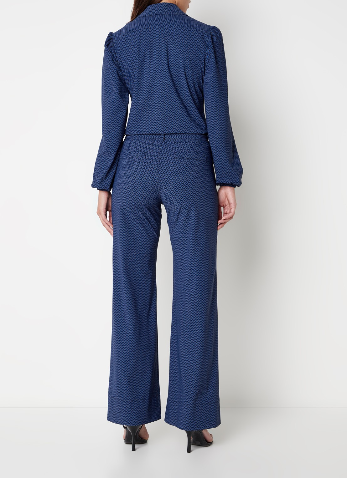 Studio Anneloes Nouk flared fit jumpsuit van travelstof met grafische print - achterkant 4 kobaltblauw