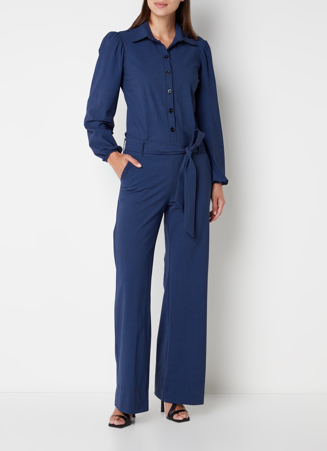 Studio Anneloes Nouk flared fit jumpsuit van travelstof met grafische print - voorkant 2 kobaltblauw