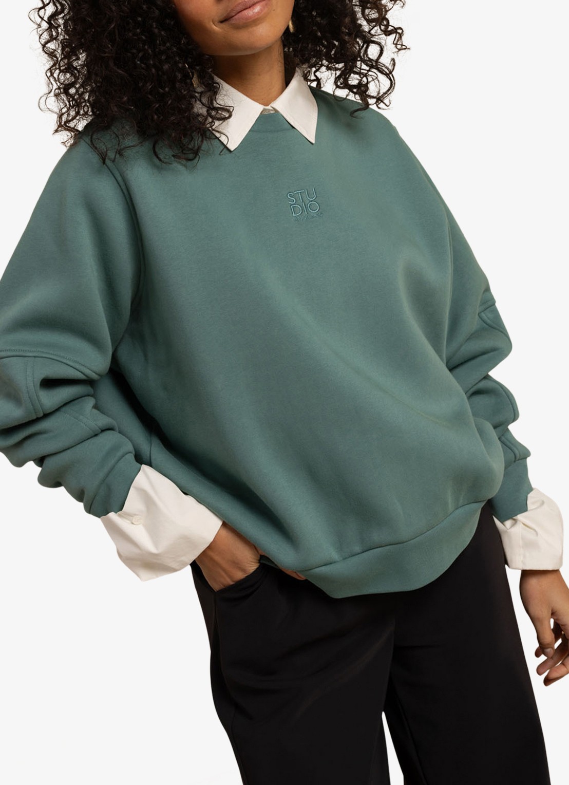 Studio Anneloes Pleuni Studio sweater met logo borduring - detail groen