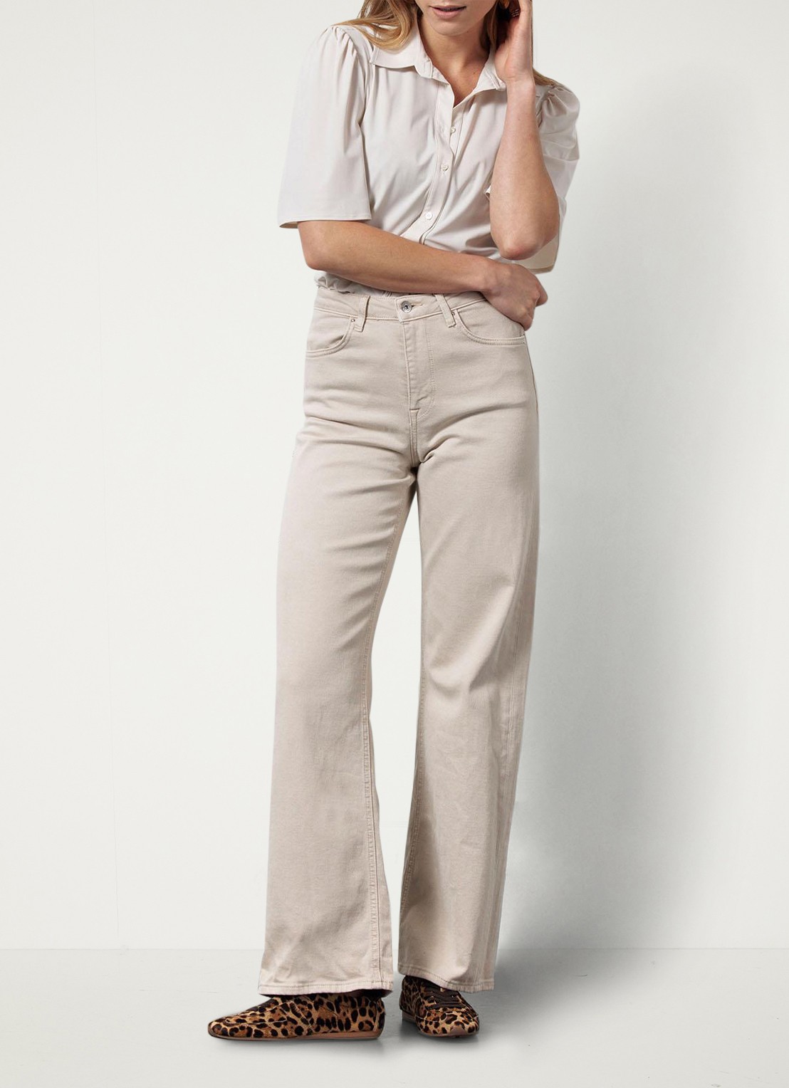 Studio Anneloes Poppy blouse van travelstof met vlindermouw - voorkant 3 gebroken wit