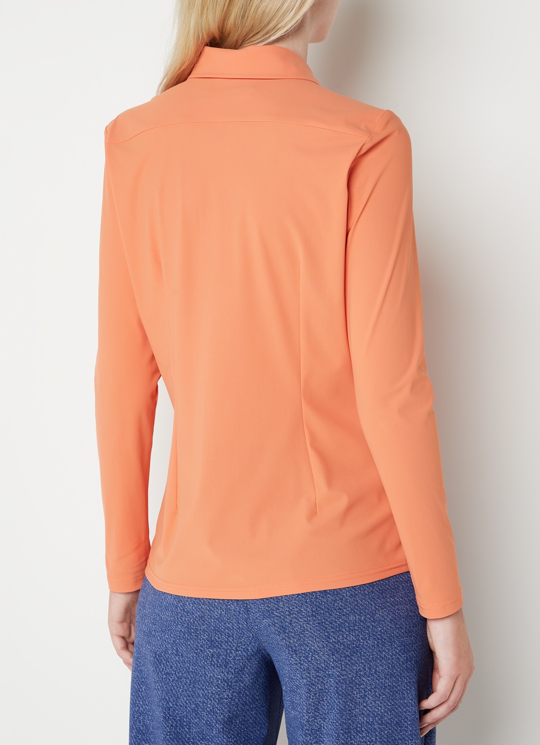 Studio Anneloes Poppy blouse van travelstof  - achterkant 3 oranje