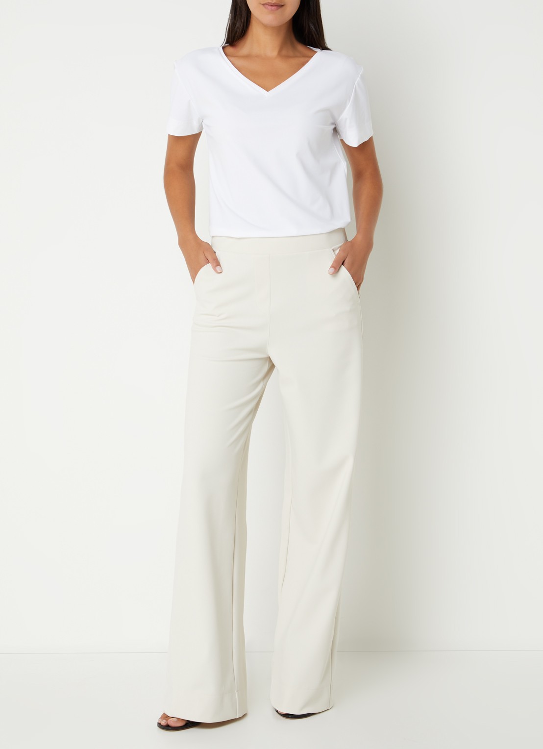 Studio Anneloes Roller T-shirt van travelstof met V-hals - voorkant 3 wit