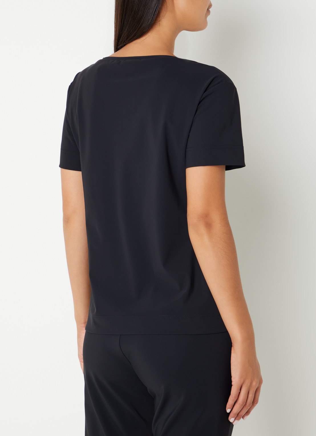 Studio Anneloes Roller T-shirt van travelstof met V-hals - achterkant zwart