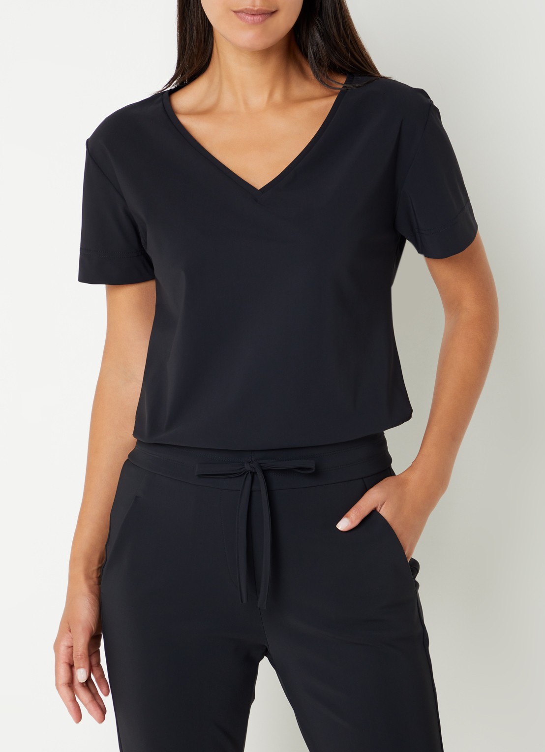 Studio Anneloes Roller T-shirt van travelstof met V-hals - detail 2 zwart
