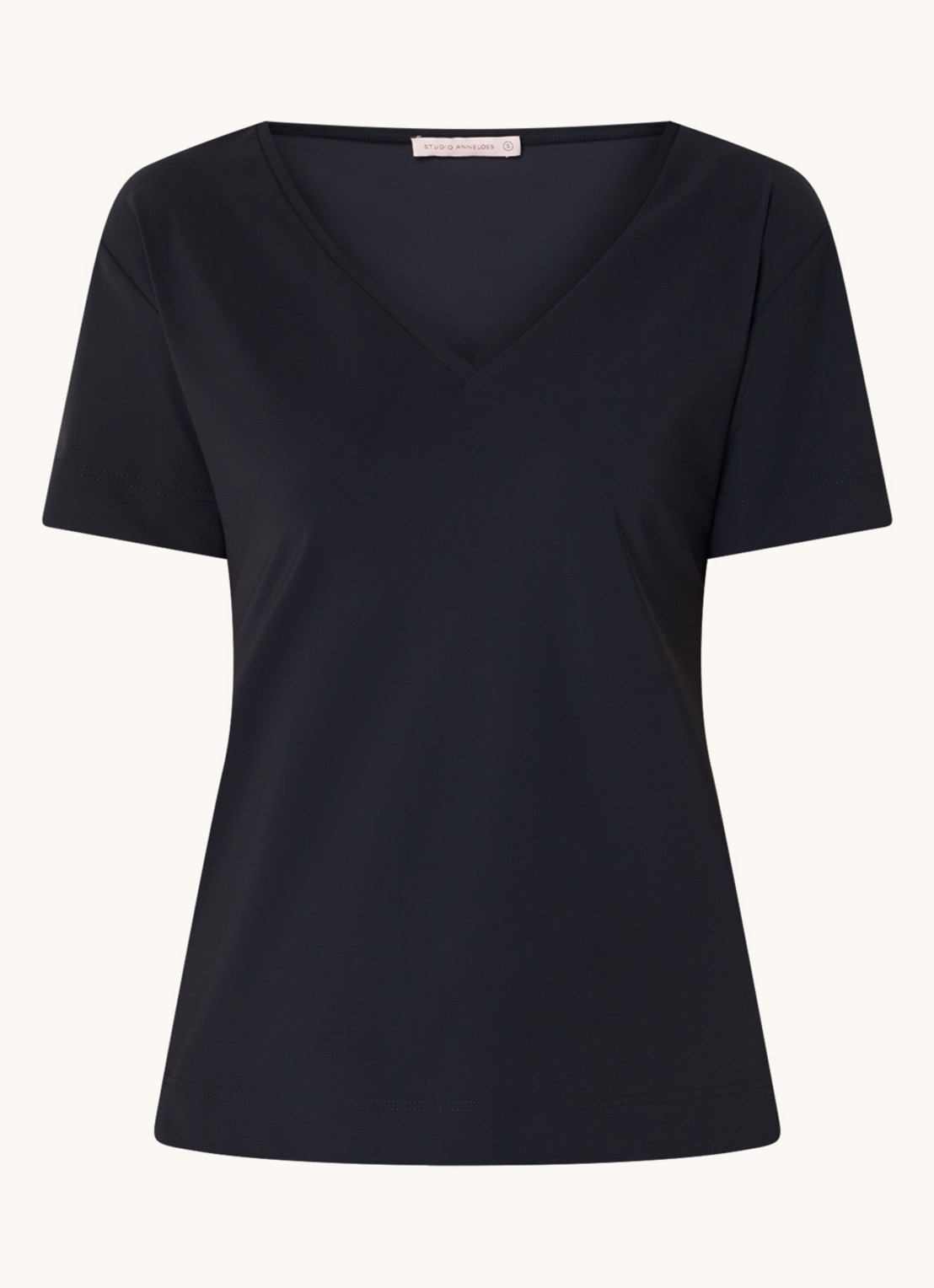 Studio Anneloes Roller T-shirt van travelstof met V-hals - voorkant 3 zwart