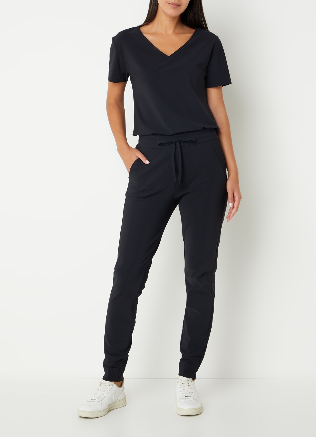 Studio Anneloes Roller T-shirt van travelstof met V-hals - voorkant 4 zwart