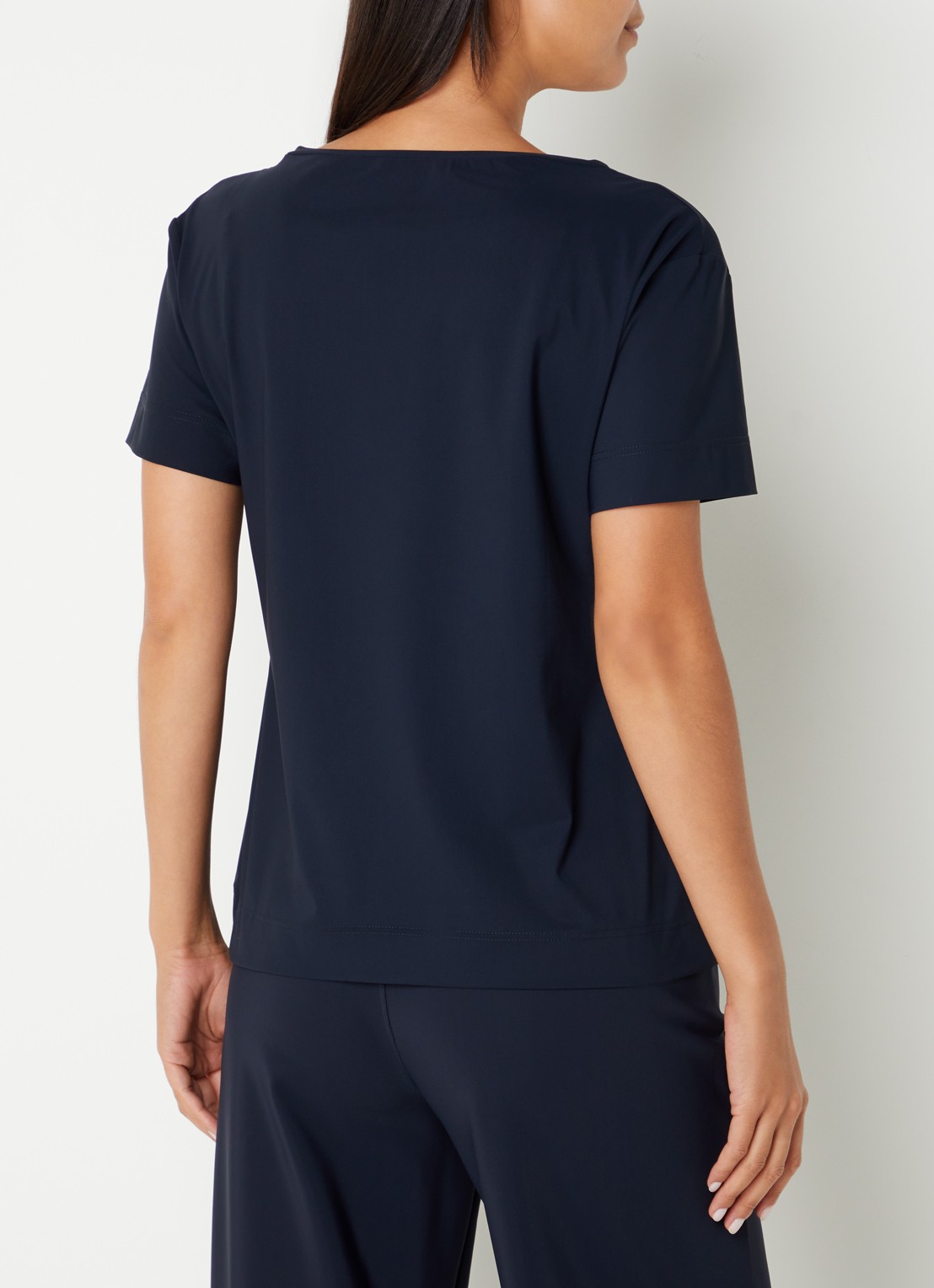 Studio Anneloes Roller T-shirt van travelstof met V-hals - achterkant 3 donkerblauw