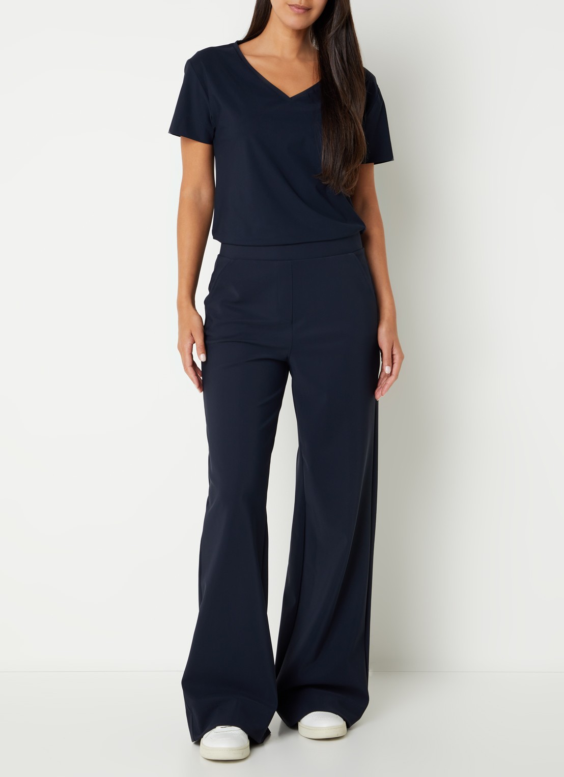 Studio Anneloes Roller T-shirt van travelstof met V-hals - voorkant 2 donkerblauw