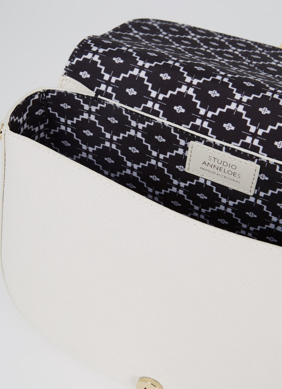 Studio Anneloes SA crossbodytas met afneembare schouderriem - detail gebroken wit