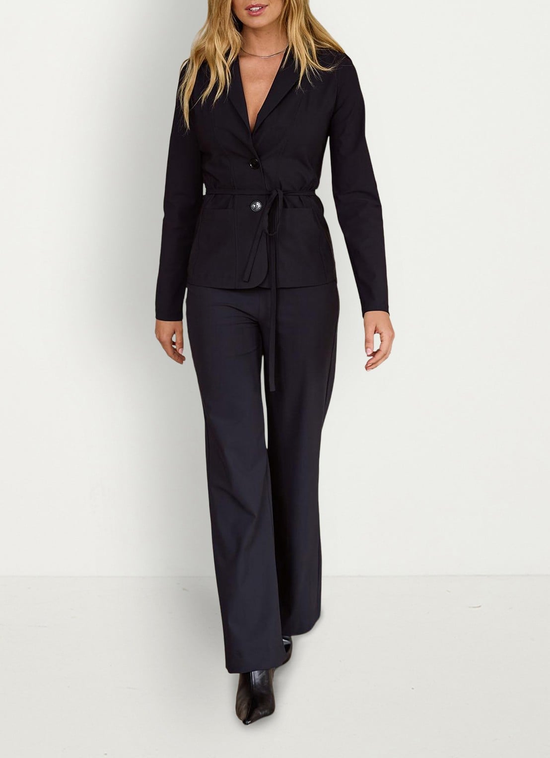 Studio Anneloes Sally mid waist flared fit broek van travelstof - voorkant 3 zwart