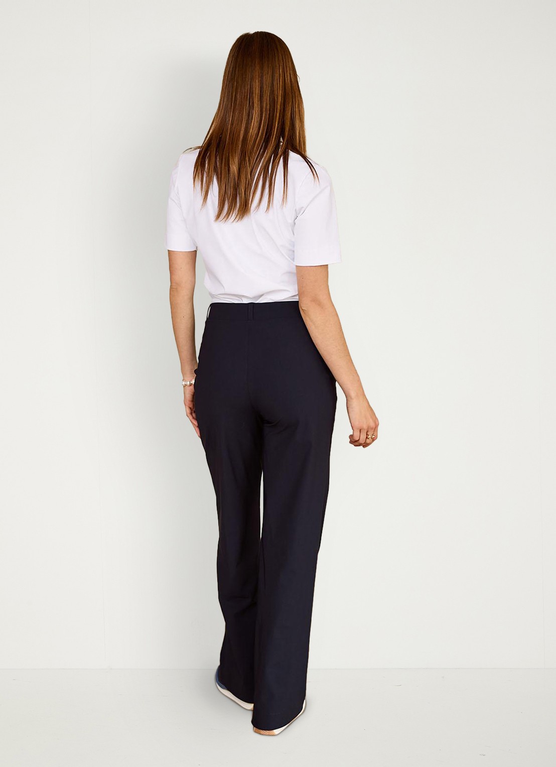 Studio Anneloes Sally mid waist flared fit broek van travelstof - achterkant blauw