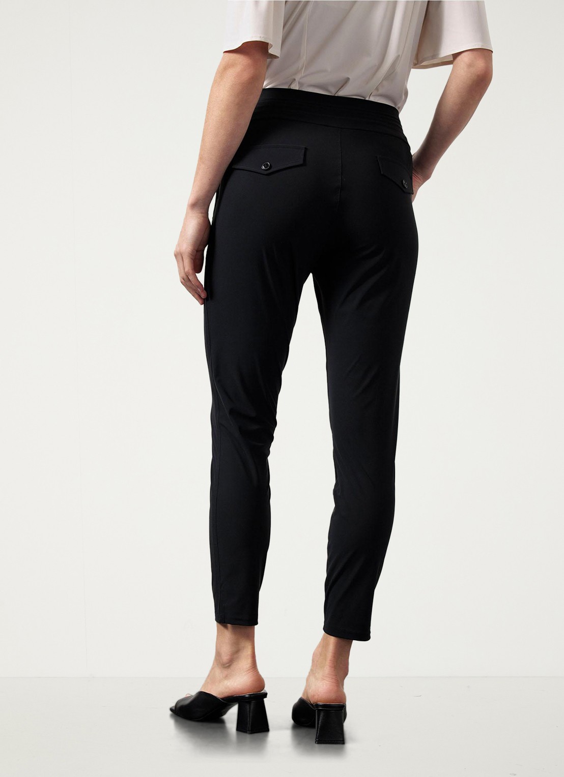 Studio Anneloes Startup mid waist cropped tapered fit pantalon van travelstof - achterkant 5 zwart