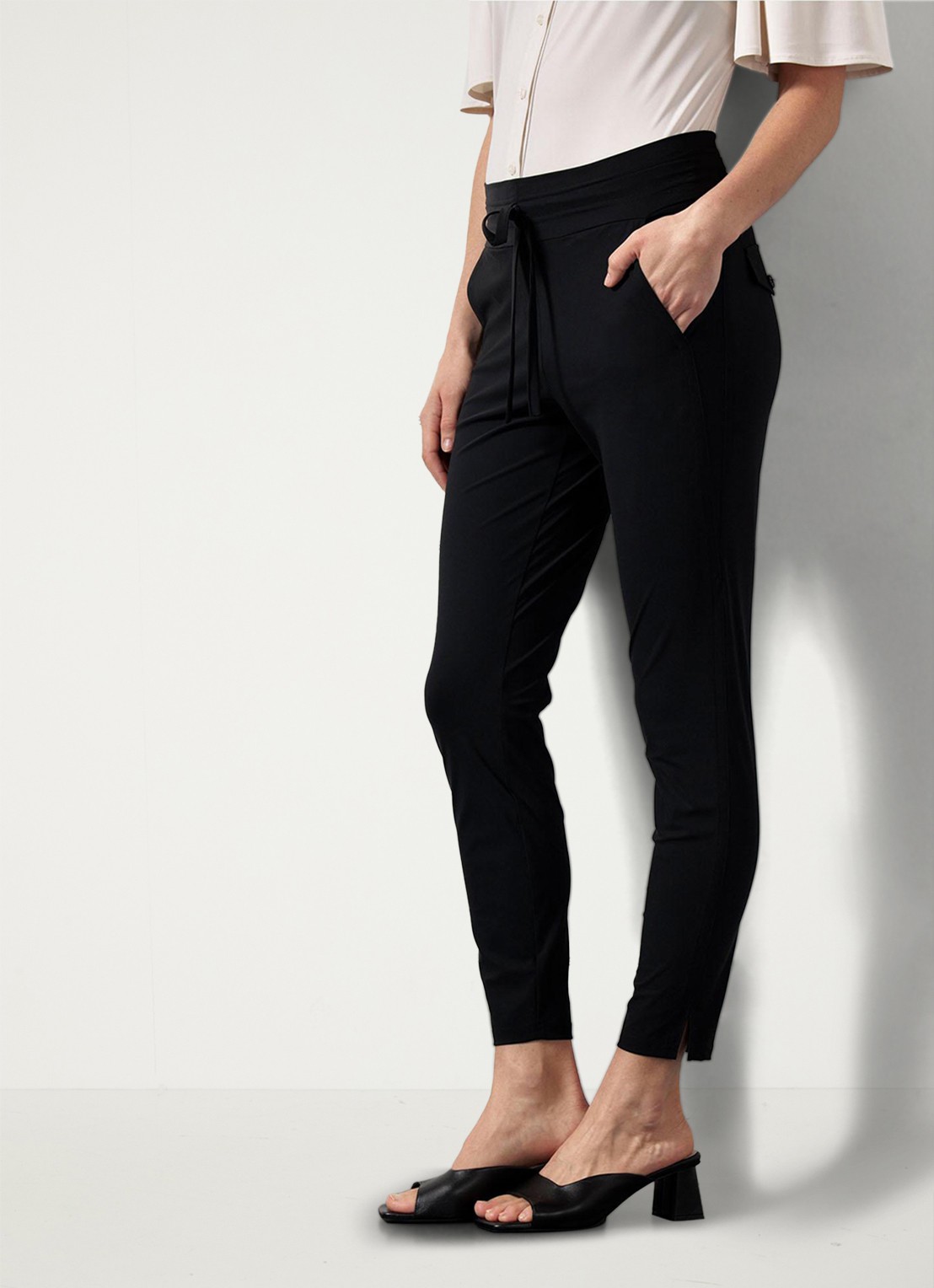 Studio Anneloes Startup mid waist cropped tapered fit pantalon van travelstof - detail zwart