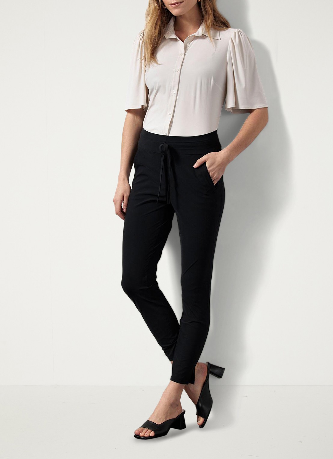 Studio Anneloes Startup mid waist cropped tapered fit pantalon van travelstof - voorkant 8 zwart