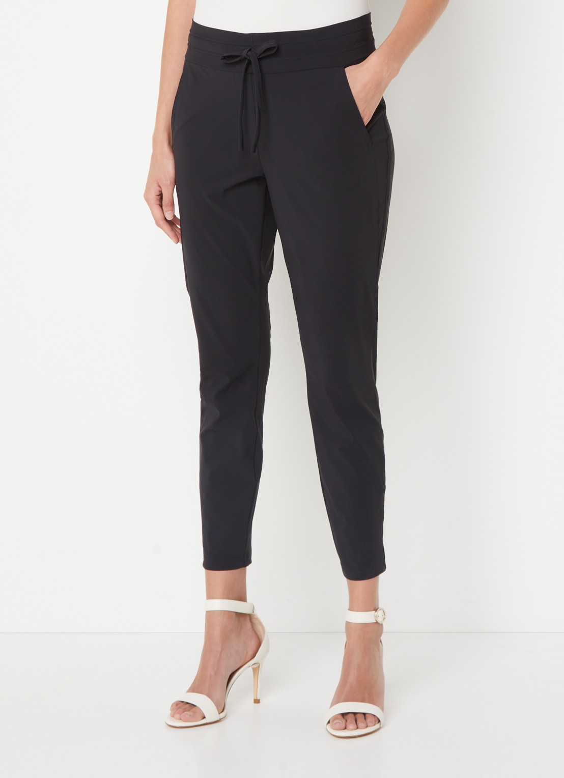 Studio Anneloes Startup mid waist cropped tapered fit pantalon van travelstof - detail 4 zwart
