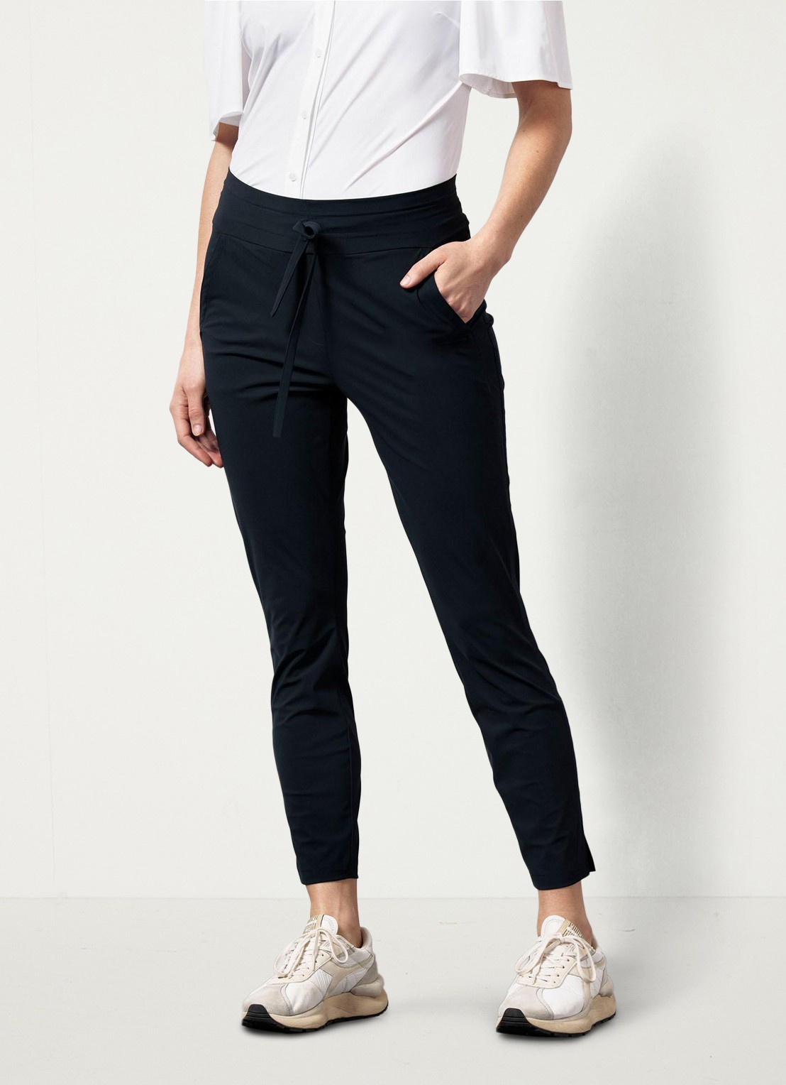 Studio Anneloes Startup mid waist cropped tapered fit pantalon van travelstof - detail donkerblauw
