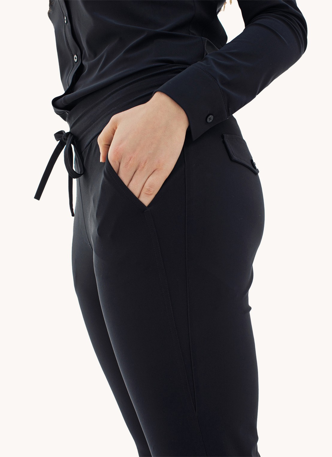 Studio Anneloes Startup mid waist cropped tapered fit pantalon van travelstof - detail 2 donkerblauw