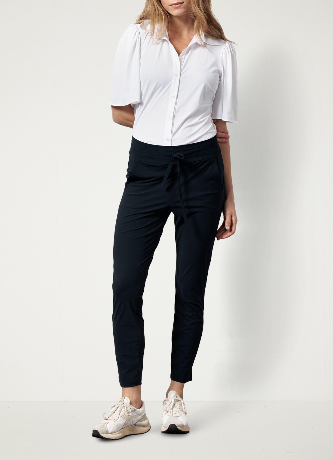 Studio Anneloes Startup mid waist cropped tapered fit pantalon van travelstof - voorkant 8 donkerblauw