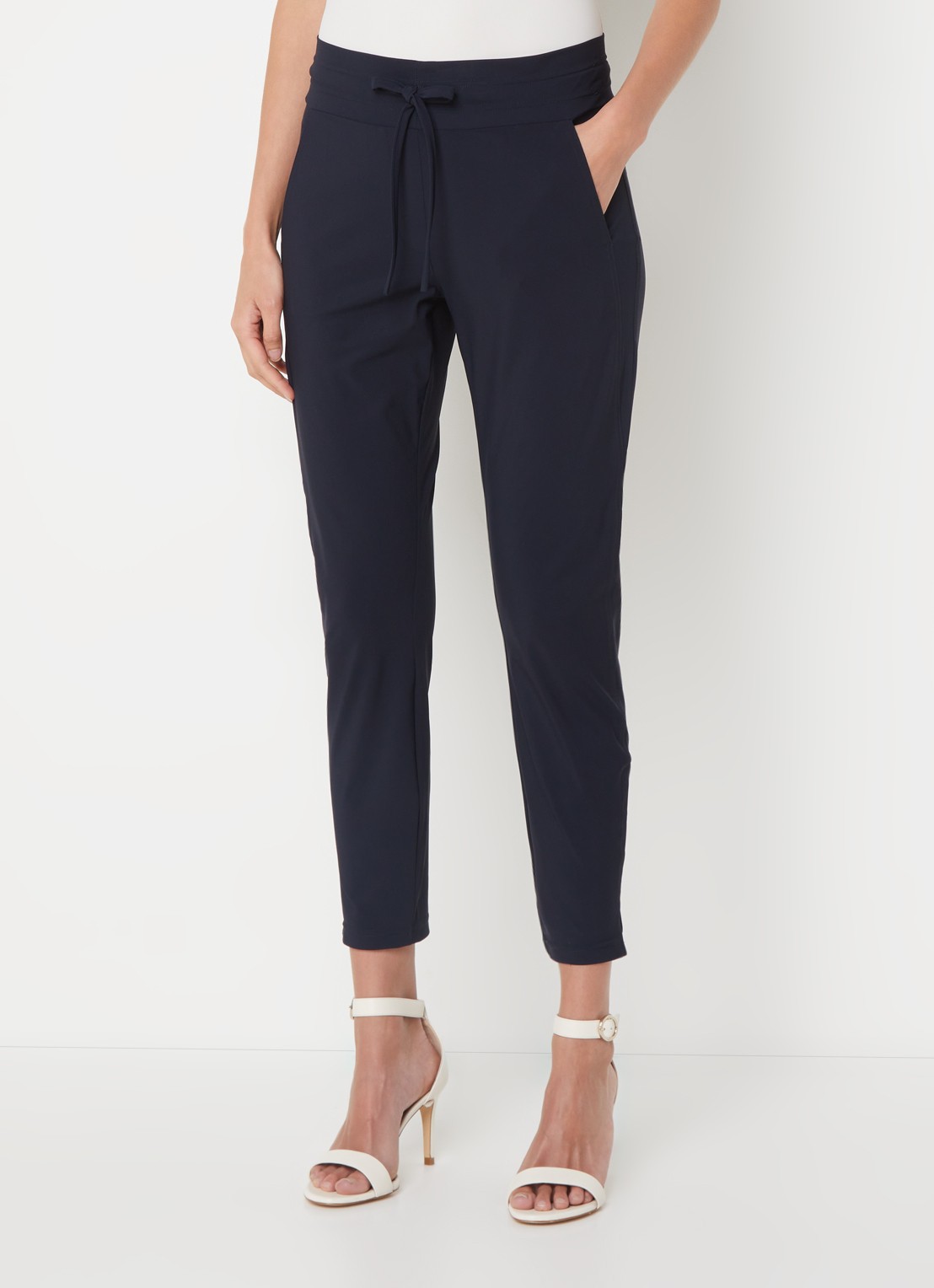 Studio Anneloes Startup mid waist cropped tapered fit pantalon van travelstof - detail 4 donkerblauw