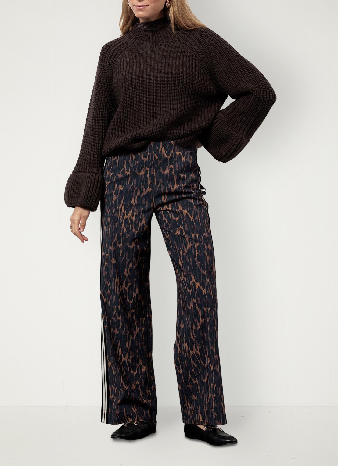 Studio Anneloes Trainer high waist wide fit pantalon met dierenprint - voorkant 2 oranjebruin