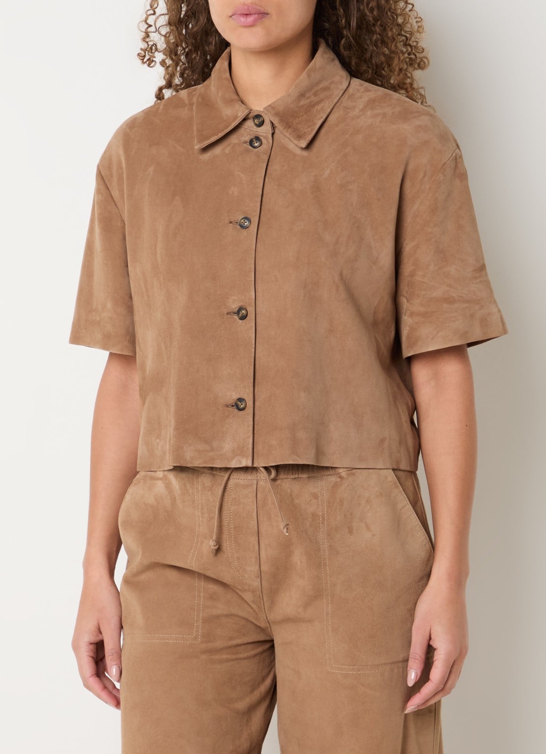 STUDIO AR Eveline blouse van suède  - detail 4 camel