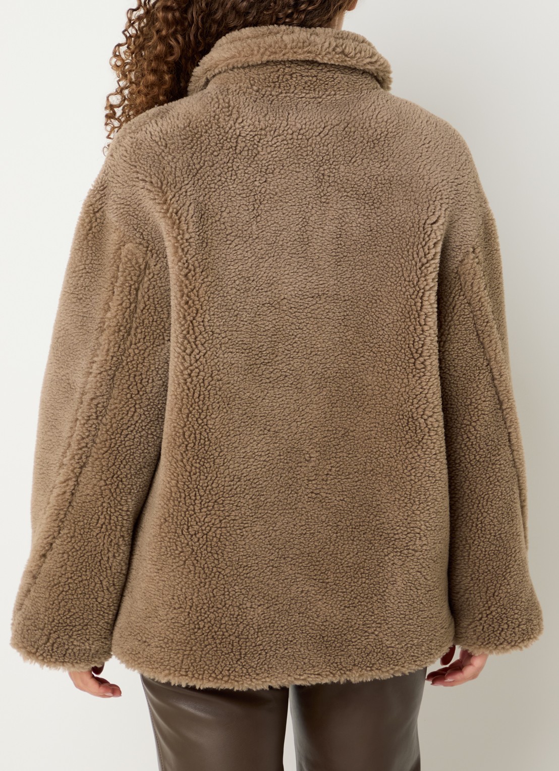 STUDIO AR Maya jack van teddy in wolblend - achterkant camel