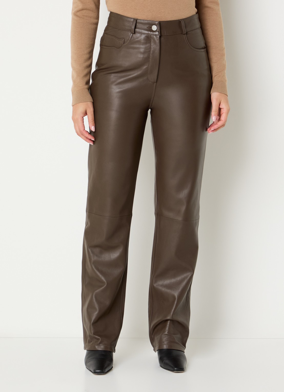 STUDIO AR Sacha high waist straight fit broek van schapenleer - detail bruin