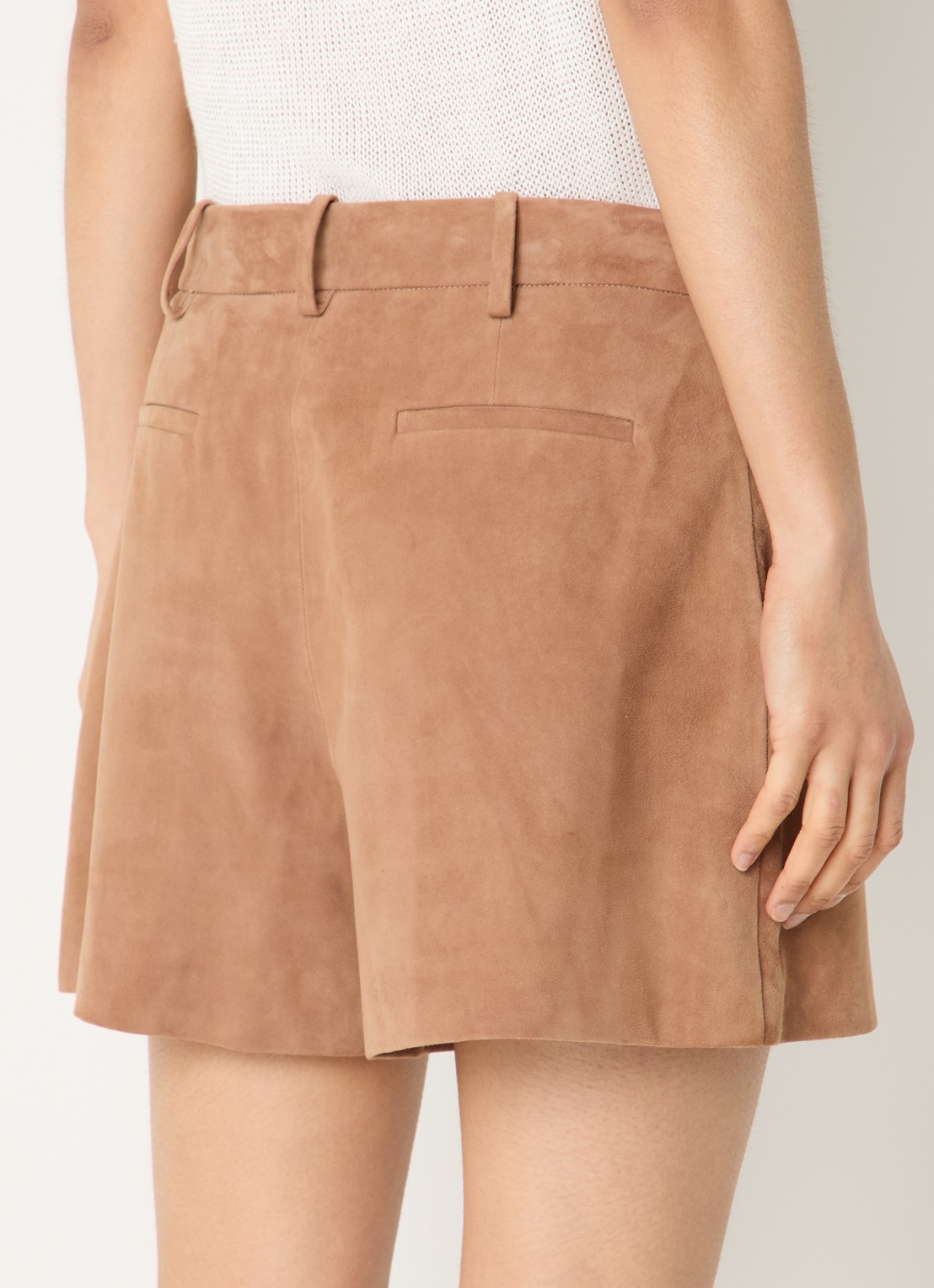 STUDIO AR Sofie high waist straight fit korte broek van geitensuède - achterkant lichtbruin