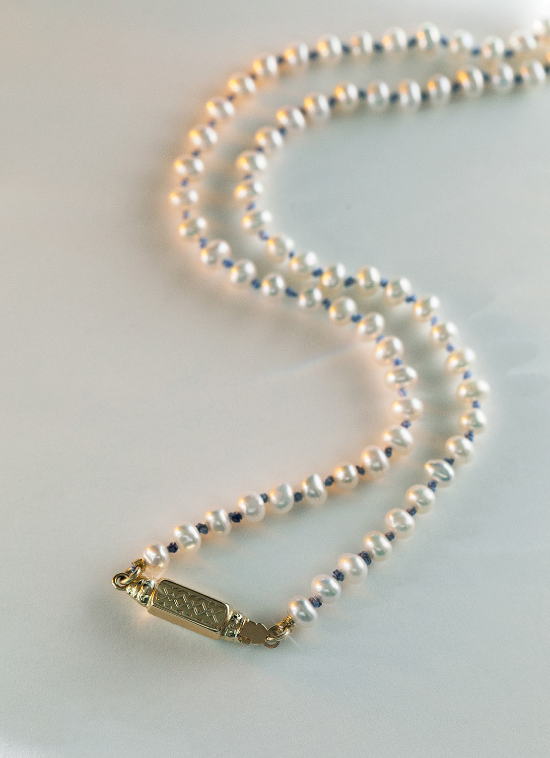 Studio Kroewe Bonne parelketting van 14 karaat geelgoud - detail 4 geelgoud
