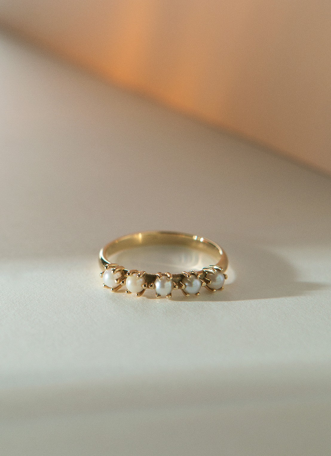 Studio Kroewe Fallon ring van 14 karaat geelgoud met parel - detail 5 geelgoud