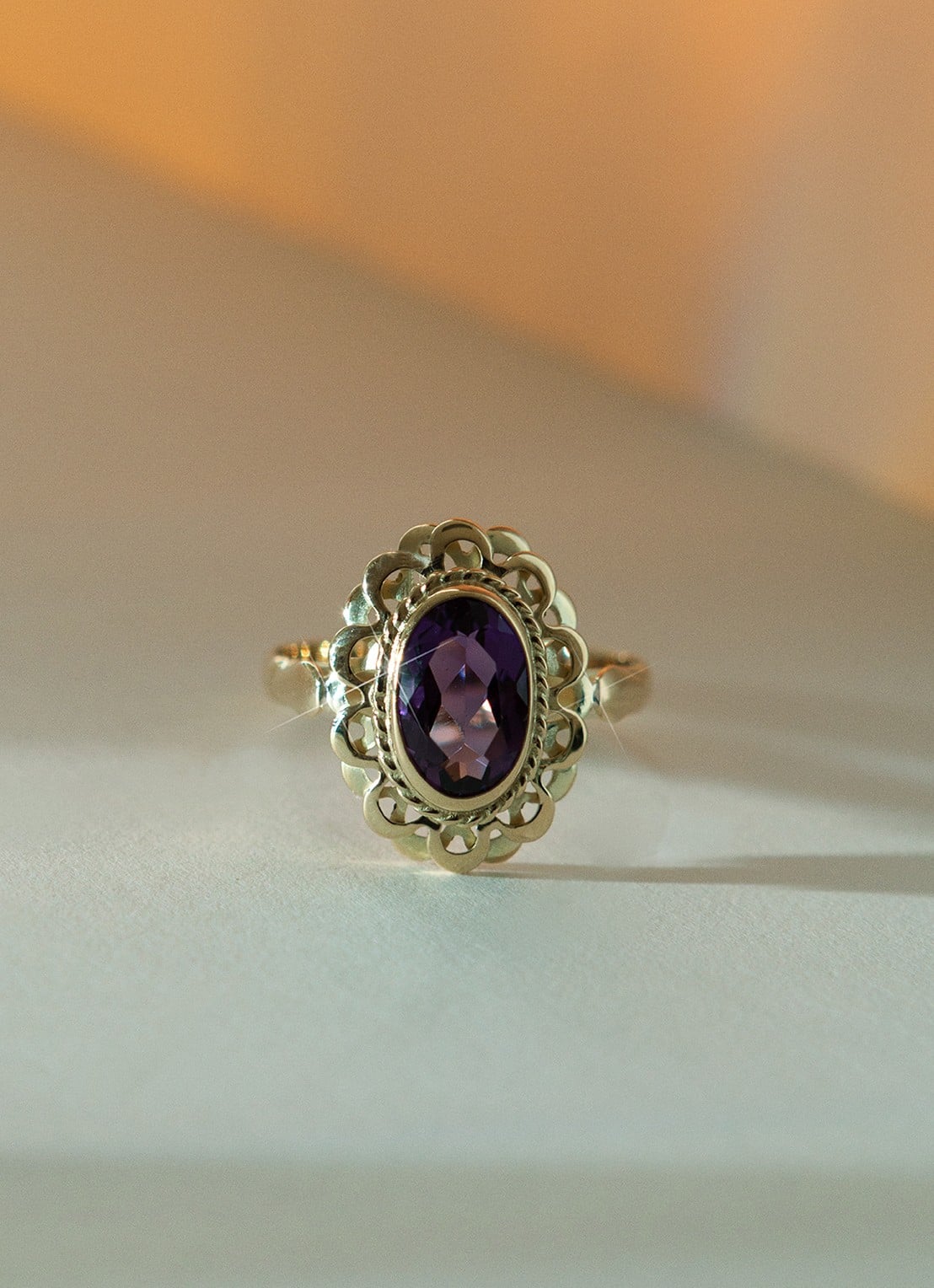 Studio Kroewe Violet Amethist ring van 14 karaat geelgoud - detail 3 geelgoud