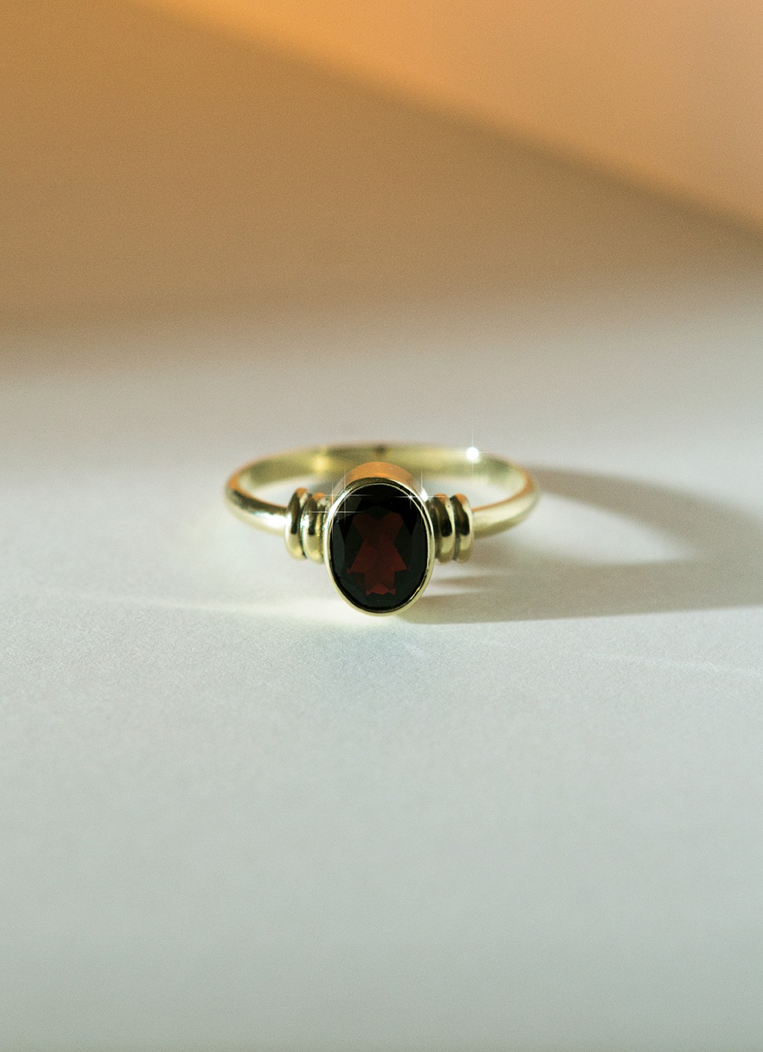 Studio Kroewe Winnie ring van 14 karaat geelgoud met granaat - detail 5 geelgoud