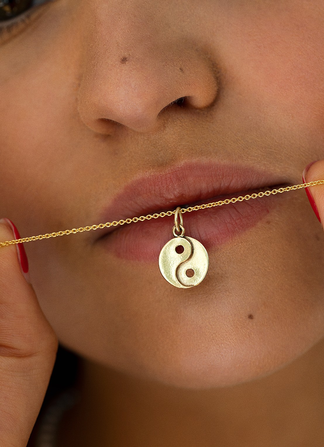 Studio Kroewe Yin Yang hanger van 14 karaat geelgoud - detail geelgoud