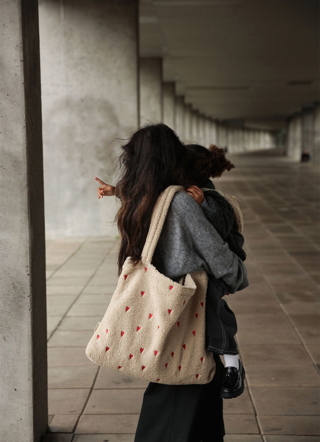 Studio Noos Hearts Mom-Bag van teddy met borduring - voorkant 2 donkerbeige