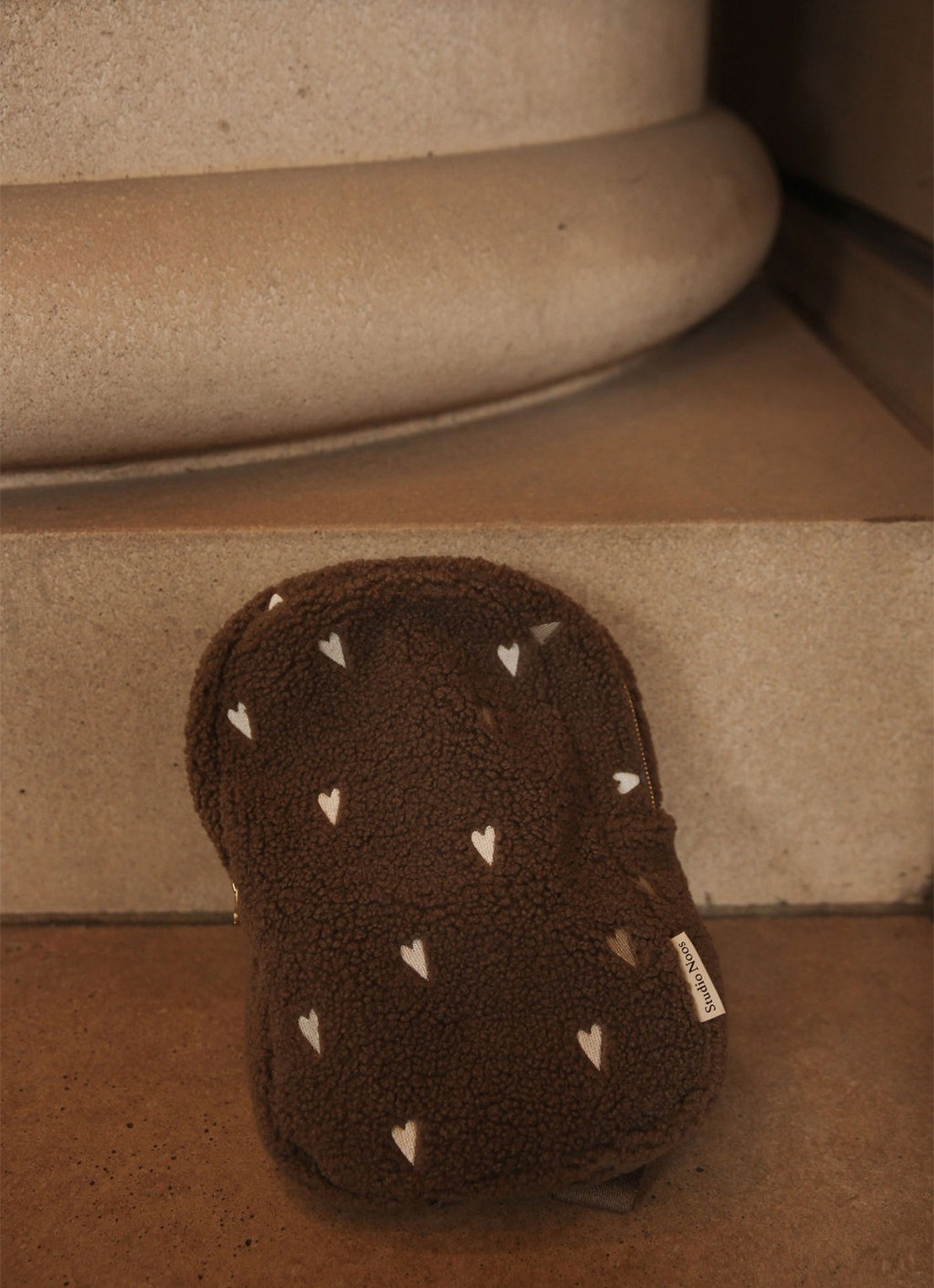 Studio Noos Hearts rugzak van teddy met borduring - voorkant 4 lichtbruin