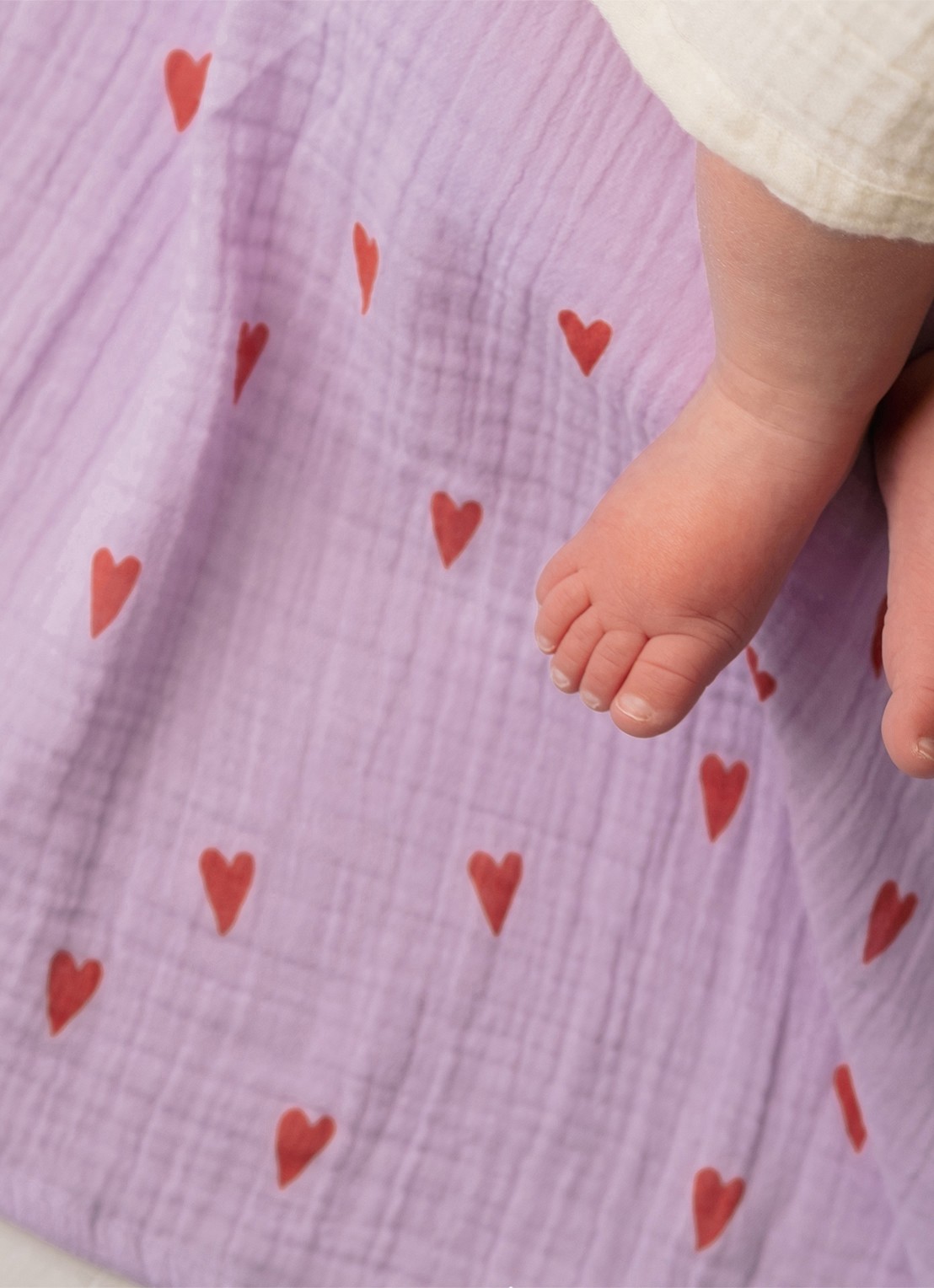 Studio Noos Lilac Hearts hydrofiele doek met print - detail 2 paars